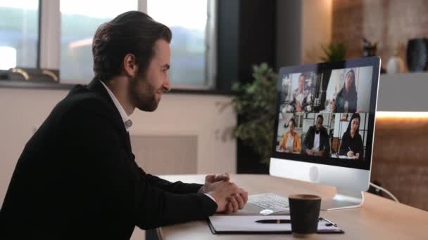 Online business briefing. Caucasian successful businessman, head of department, having virtual online meeting with diverse multinational colleagues via video call using computer, discuss ideas, plans — Vídeos de Stock