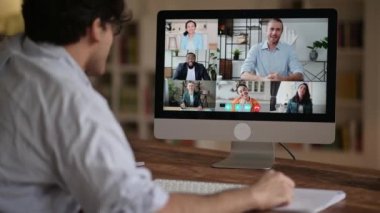 Sanal toplantı, iş arkadaşlarının beyin fırtınası, online sohbet. Pozitif Kafkasyalı, Latin kökenli genç adam araya girenleri selamlıyor, çok ırklı iş grubuyla görüntülü konuşma yapıyor, projeyi tartışıyor.