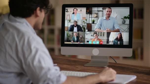 Reunião virtual, brainstorm de colegas, conversa online. Branco positivo, hispânico jovem cumprimenta interlocutores, fala sobre videochamada com grupo empresarial multirracial, discutindo o projeto — Vídeo de Stock