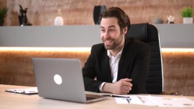 Sanal iş videosu konferansı. Zeki beyaz iş adamı, akıl hocası, şirket sahibi, iş arkadaşlarıyla çevrimiçi konferans yürütüyor.