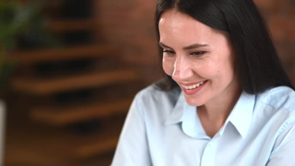 Close-up of lovely pleasant caucasian brunette business woman, company executive or corporate manager, in formal clothes, looking at the camera, smiling friendly — Stock Video