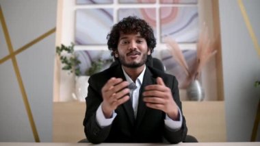 Zeki, başarılı Hintli ya da Arap iş adamı, danışman ya da yönetici video iletişimi sırasında bir çalışanla ya da müşteriyle konuşuyor, beyin fırtınası yapıyor, el kol hareketi yapıyor, kameraya bakın, gülümseyin.