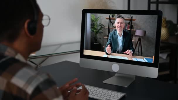 Επαγγελματικές διαπραγματεύσεις με βιντεοδιάσκεψη. Δύο συνάδελφοι διαφορετικών εθνικοτήτων, μιλώντας σε βιντεοκλήση χρησιμοποιώντας έναν υπολογιστή, συζητώντας ένα οικονομικό σχέδιο, γραφήματα, σχεδιάζοντας μια εταιρική στρατηγική — Αρχείο Βίντεο