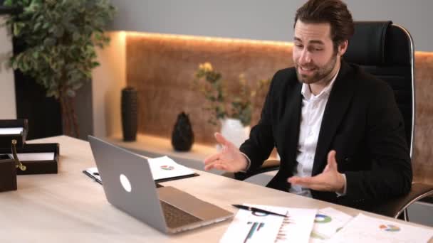 Vídeo conferência de negócios online. Inteligente inteligente homem de negócios caucasiano, mentor, proprietário da empresa, realização de conferência on-line com colegas através de videochamada, realiza uma entrevista com um funcionário — Vídeo de Stock