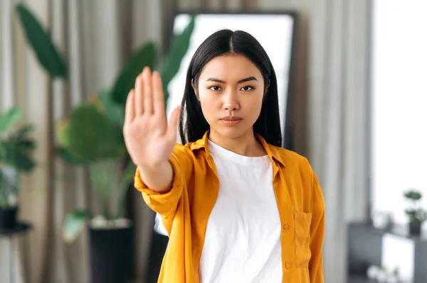 Китайська жінка демонструє жест камери. Боротьба за жіноче виборче право і гендерна рівність, проти домашнього насильства, війни і расового расизму, стояти вдома. — стокове фото