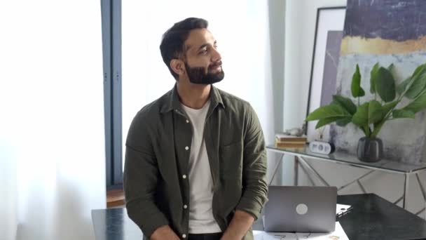 Retrato de un exitoso hombre indio confiado, gerente creativo, especialista en TI, diseñador, usando ropa casual, de pie cerca del escritorio en la oficina con los brazos cruzados, mira a la cámara, sonriente amigable — Vídeos de Stock