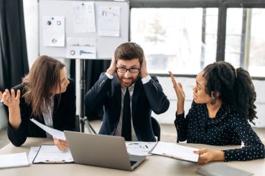 Çalışanlar arasındaki anlaşmazlık. Farklı milletlerden iş ortaklarının anlaşmazlıkları var, uzlaşma sağlayamıyorlar, duygusal olarak tartışamıyorlar, ofiste bir masada oturup bağırıyorlar.