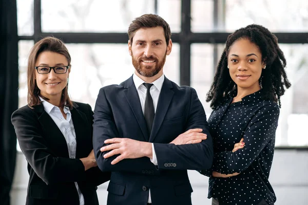 Éxito multirracial influyente equipo de negocios, la gente mira a la cámara, sonriendo. Colegas creativas elegantes están en la oficina moderna, muestran confianza y éxito, trabajo en equipo, concepto de colaboración — Foto de Stock