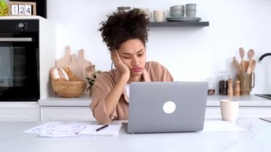 Yorgun afro-amerikalı kız, serbest çalışan ya da öğrenci, evden uzakta çalışan ya da çalışan, sıkıcı online çalışmalardan bıkmış, kronik yorgunluk, aşırı çalışma, iş yerinde uyuyakalmış, gözleri kapalı