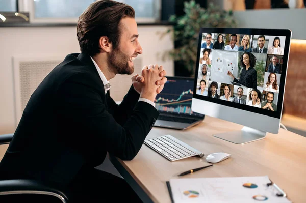 Online video communication. Smart caucasian male stock agent, conducts online trading lesson, talking by a video conference with multiracial team, working out a crypto strategy, discussing risks — Stock Photo, Image