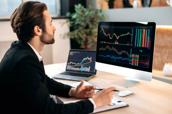 Smart stock trading investor, analyze the financial market of cryptocurrencies, invests in e-currency, buys or sells crypto coins, analyzes financial data, predicts stock exchange market — Stockfoto