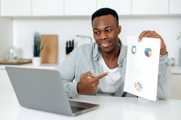 African american successful attractive man, freelancer, mentor or corporate financial advisor, communicates with partners via video call, shows graph, discusses strategy, negotiates,work from home — Foto de Stock