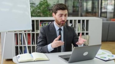 İnternetteki iş konferansı. Zeki, beyaz iş adamı, akıl hocası, şirket sahibi, iş arkadaşlarıyla görüntülü görüşme yapan, bir çalışanıyla röportaj yapan,