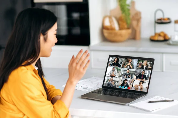 Virtuális üzleti találkozó. Ázsiai nő videohívással beszél a multiracionális üzleti csoporttal, megvitatja a projektet, ötletelget a kollégákkal az interneten, sikeres projektet fejleszt ki, startup — Stock Fotó