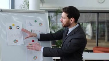 Bir proje üzerinde çalışıyorum, finansal bir strateji geliştiriyorum. Beyaz adam, şirket başkanı, Afrika kökenli Amerikalı kadın meslektaşına stratejisini sunuyor, modern ofiste beyin fırtınası yapıyor.