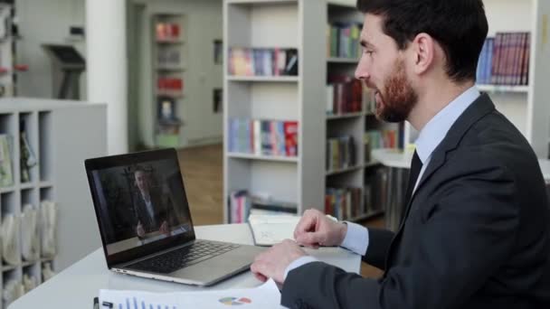 두 명의 사업 동료가 화상 회의를 통해 협상중입니다. 성공적 인 사업가는 현대 사무실에 앉아서 사업 파트너나 고객 과 비디오 통화를 하기 위해 노트북을 사용 한다 — 비디오