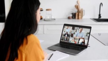 Sanal iş toplantısı. Asyalı kadın çok ırklı iş grubuyla video görüşmesi yapıyor, projeyi tartışıyor, iş arkadaşlarıyla online beyin fırtınası yapıyor, başarılı bir proje geliştiriyor,