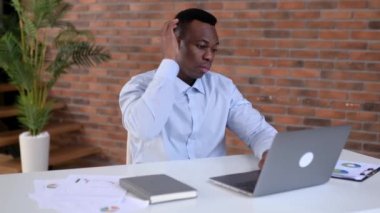 Yorgun, stresli bir iş adamı, satış müdürü, modern bir ofiste bir masada oturuyor, boynuna masaj yapıyor, pazarlıklardan yorgun ve sorumluluk sahibi, dinlenmeye ihtiyacı olan, baş ağrısı çeken