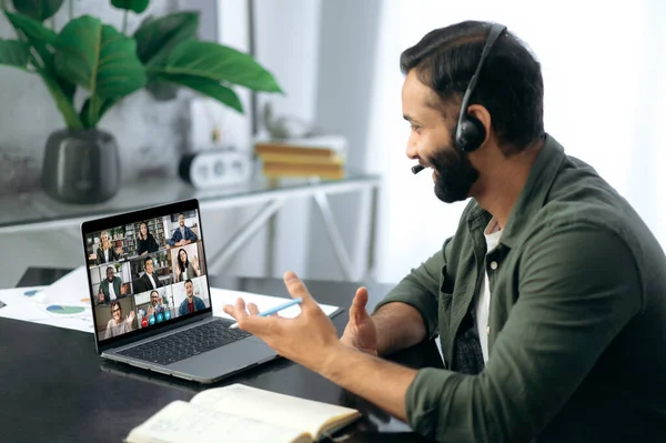 성공적 성공적 사무실의 책상에 비디오 콘퍼런스를 비즈니스 이야기하는 노트북을 온라인 — 스톡 사진