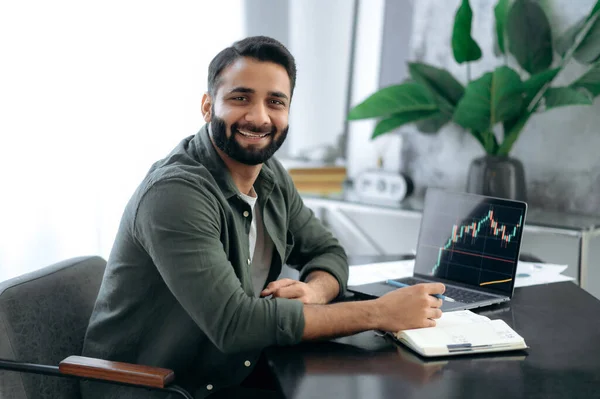 Retrato Atractivo Atractivo Positivo Exitoso Inversor Criptomonedas Indias Árabes Corredor — Foto de Stock