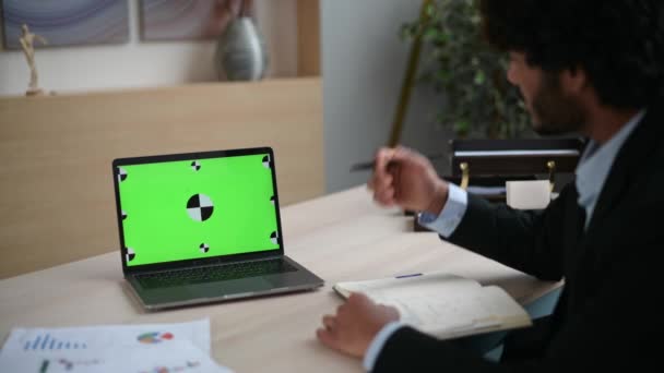 Sobre Caras Vista Para Ombro Laptop Com Uma Tela Verde — Vídeo de Stock