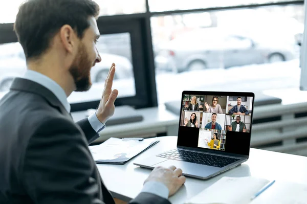 온라인 비디오 트레이닝 회사의 이사인 비즈니스 코카서스 남성은 사무실에 노트북 — 스톡 사진