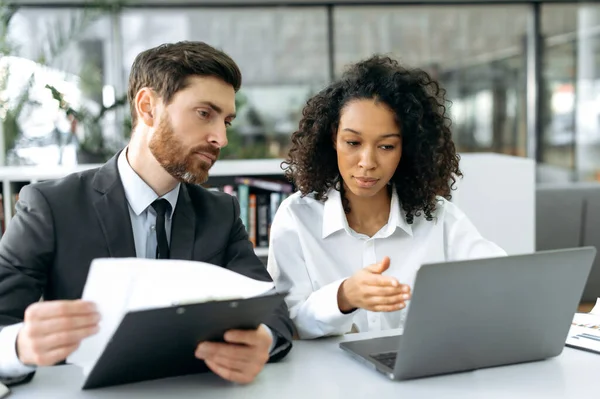 Zakelijke Collega Een Afro Amerikaanse Vrouw Een Blanke Man Bedrijfsleiders — Stockfoto