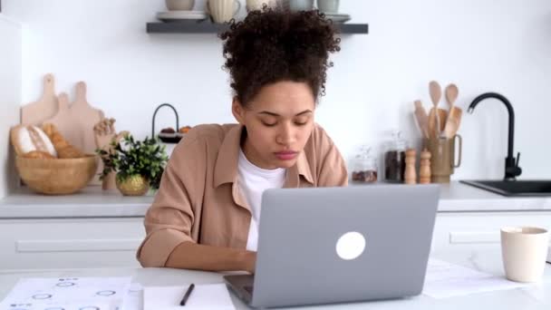 Forbløffende Glad Følelsesmæssig Afrikaner Amerikansk Ung Kvinde Erhvervsdrivende Studenter Freelancer – Stock-video