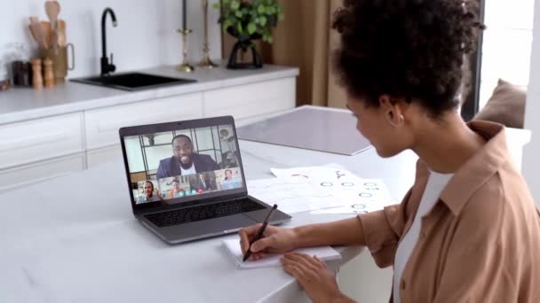 Widok Boku Afroamerykanki Ekranie Laptopa Ludźmi Wielorasowymi Kobieca Burza Mózgów — Wideo stockowe