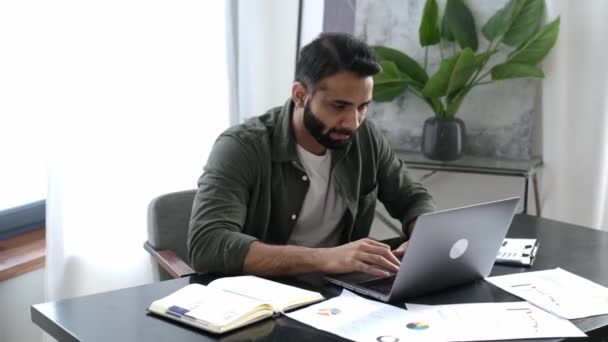 Feliz Animado Sorte Indiano Árabe Homem Pessoa Negócios Senta Uma — Vídeo de Stock