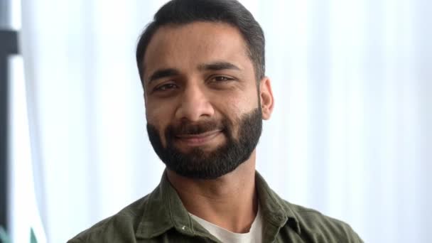 Zbliżenie Portret Odnoszącego Sukcesy Brodatego Indyjskiego Lub Arabskiego Biznesmena Menedżera — Wideo stockowe