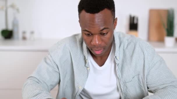 Joven Adulto Positivo Alegre Exitoso Afroamericano Hombre Sentado Mesa Con — Vídeo de stock