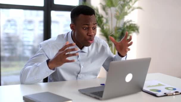 Geïrriteerde Geschokte Afrikaanse Amerikaanse Man Kantoormedewerker Productmanager Geërgerd Schreeuwen Een — Stockvideo