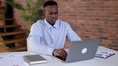 Yorgun Afrika kökenli Amerikalı iş adamı, ofis çalışanı, üst düzey yönetici, dizüstü bilgisayar kullanıyor, el ele tutuşuyor, kötü haber, başarısızlık projesi, işten yorgun, dinlenmeye ihtiyacı var. Son teslim tarihi kavramı