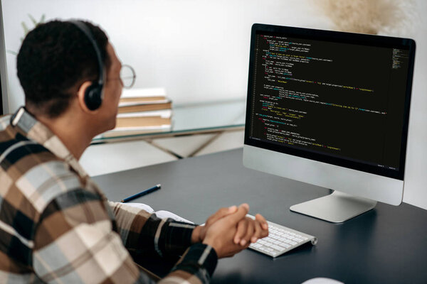 Разработка технологий кодирования, программного обеспечения. Умный ИТ-специалист, программист, использует компьютер, работает над разработкой веб-сайта, нового приложения, пишет коды и код данных. Цифровые данные