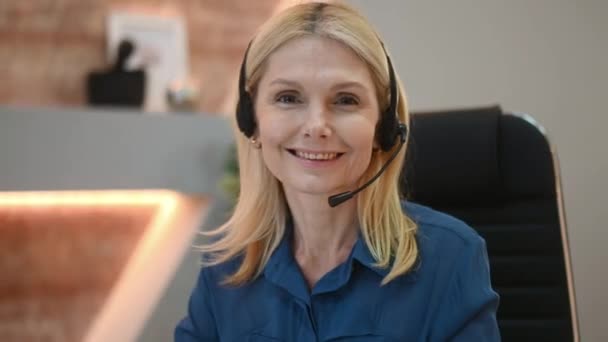 Pozitív Kaukázusi Vonzó Magabiztos Felnőtt Szőke Közelkép Fülhallgatóval Irodai Ülés — Stock videók