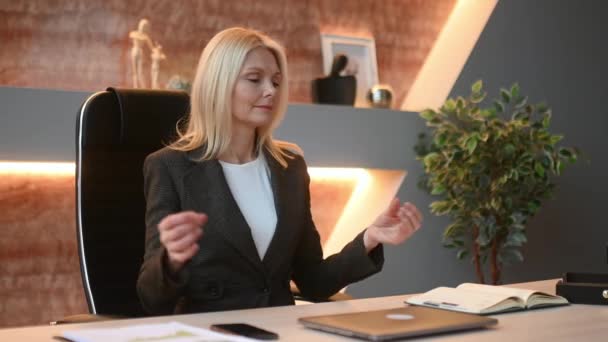 Moyen Âge Positif Calme Détendu Caucasien Blonde Femme Patron Entreprise — Video