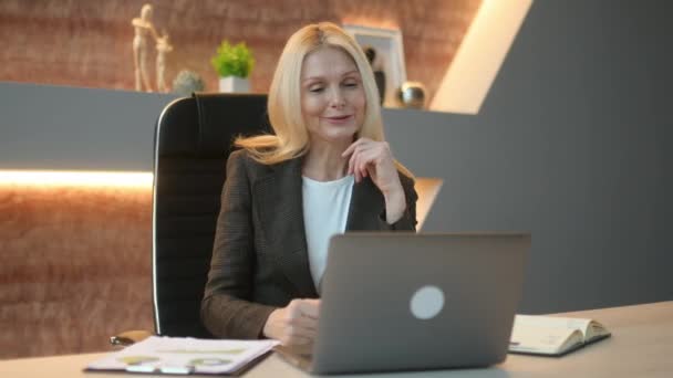 Přátelský Kavkazský Dospělý Elegantní Žena Top Manager Ceo Sedět Kanceláři — Stock video
