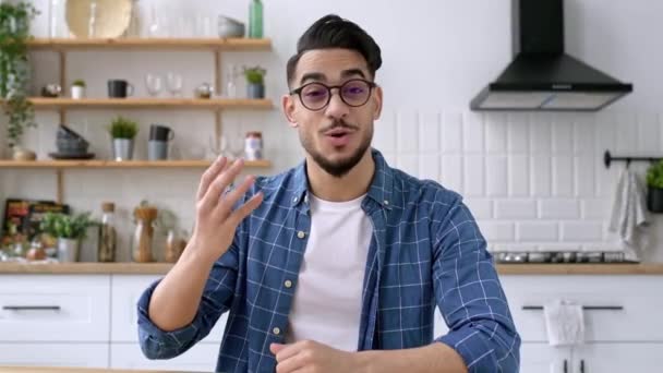 Çekici Hintli Arap Adam Evdeki Masada Oturuyor Webcam Konuşuyor Video — Stok video