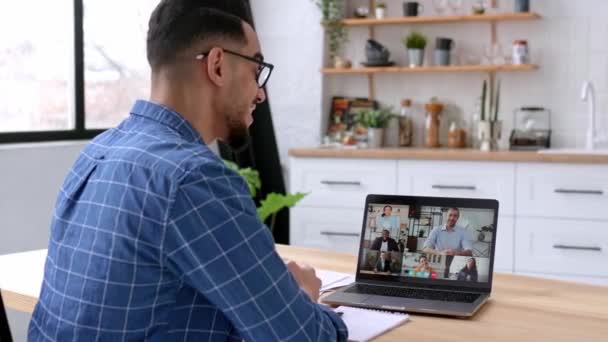 Tormenta Ideas Grupal Indio Inteligente Árabe Reúnen Con Grupo Colegas — Vídeo de stock