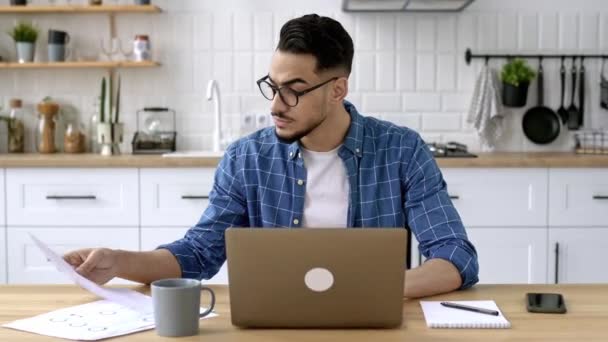Zeki Başarılı Arap Hintli Gözlüklü Bağımsız Çalışan Ofis Çalışanı Mutfaktaki — Stok video