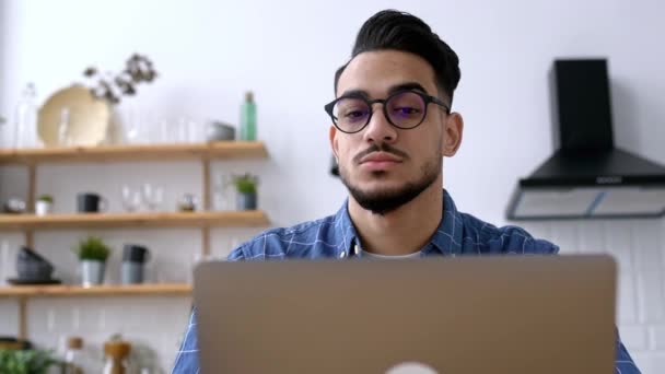 Close Índio Positivo Atraente Cara Árabe Com Óculos Freelancer Designer — Vídeo de Stock