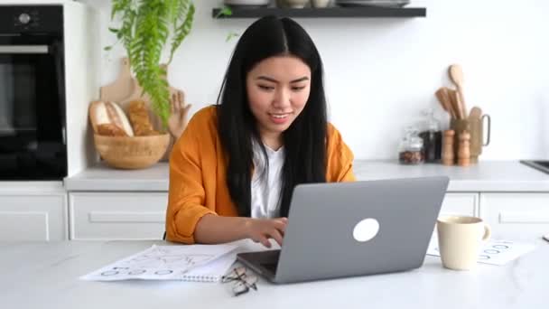 Lenyűgözött Ázsiai Lány Elegáns Alkalmi Ruhák Szabadúszó Specialista Asztalnál Laptop — Stock videók