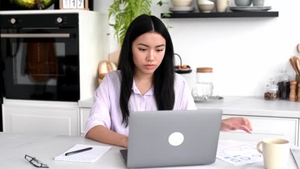 Hermosa Chica Asiática Inteligente Positiva Freelancer Estudiante Ropa Casual Sienta — Vídeos de Stock