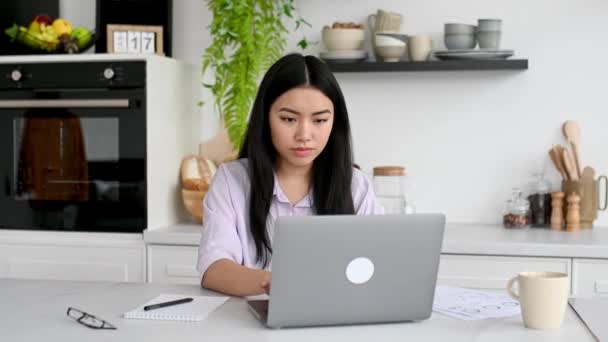 Enfocado Chica Bonita Inteligente Asiática Freelancer Diseñador Utiliza Ordenador Portátil — Vídeos de Stock