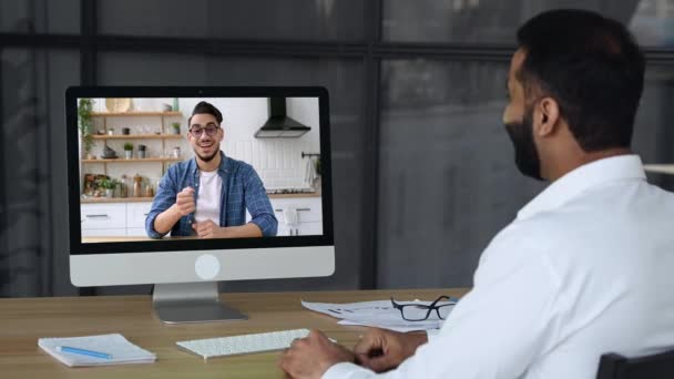 オンラインビデオ会議 遠くの通信 2人の成功したインド人またはアラビア人の同僚は ビデオ会議で語り ブレインストーミングを行い プロジェクト スタートアップ 計画戦略のための新しいアイデアを話し合います — ストック動画