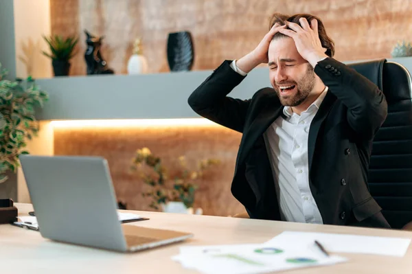 Estresado Emocional Hombre Negocios Caucásico Tiene Problemas Trabajo Ejecutivo Masculino — Foto de Stock
