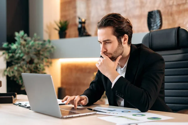 Gericht Succesvolle Kaukasische Slimme Zakenman Manager Bedrijfsleider Zit Werkplek Het — Stockfoto