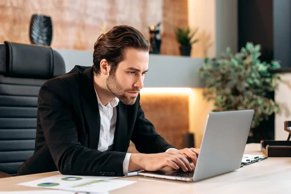 Focused Clever Caucasian Programmer Business Man Specialist Sits Workplace Office — Foto de Stock