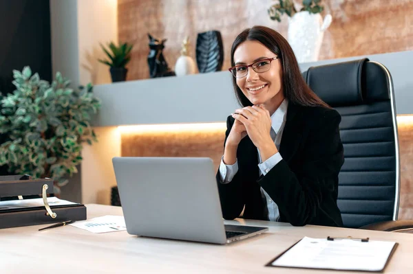 Portret Van Een Prachtige Slimme Succesvolle Blanke Brunette Zakenvrouw Met — Stockfoto